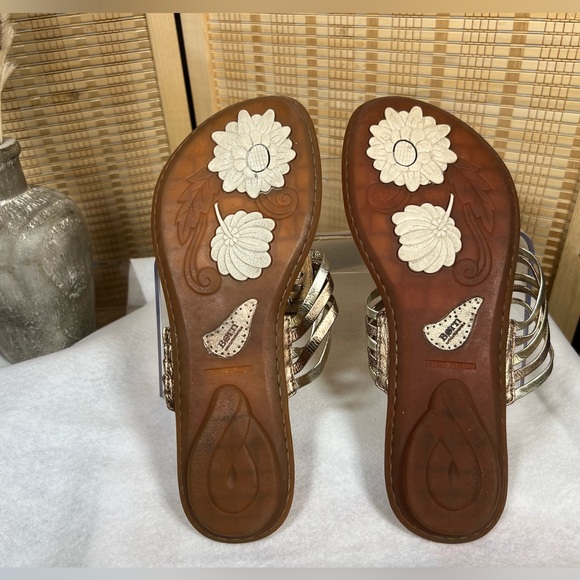 Born Flip Flops, Size: 9 🩴 - Picture 2 of 7